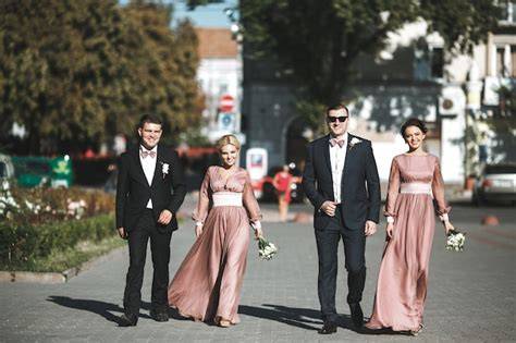 Gruppo di damigelle sorridenti