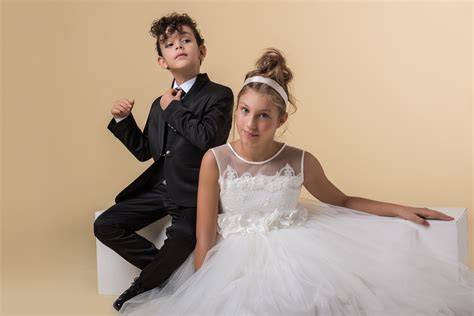 Bambini con abiti da damigella e paggetto