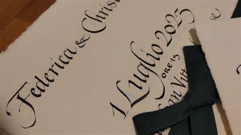 Design di partecipazioni di matrimonio con calligrafia a mano