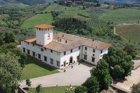 Villa Corsini a Mezzomonte con vista sui vigneti toscani