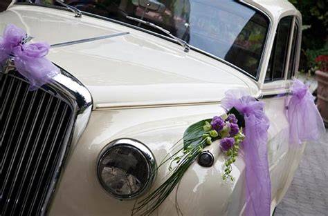 Auto d'epoca con decorazioni floreali per matrimonio