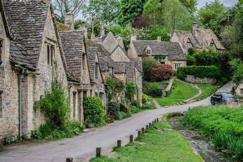 Paesaggio delle Cotswolds con case tradizionali