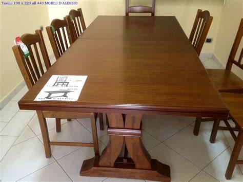 Tavolo da pranzo in legno con sedie in coordinato
