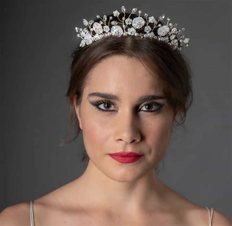 tiara floreale con perle e cristalli