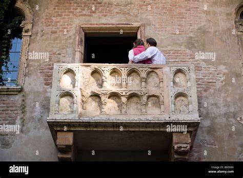 Coppia che si scambia promesse sul balcone di Giulietta