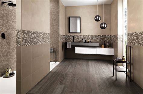 Coppia che sceglie piastrelle per il bagno