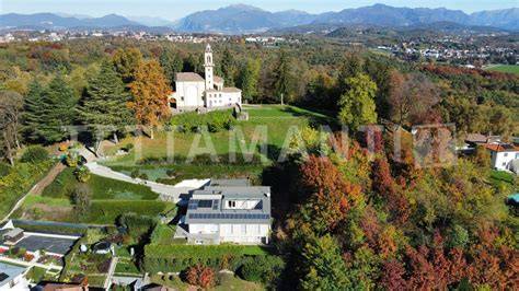 Veduta panoramica di Villa Italia con giardino