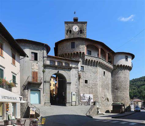 Castelnuovo di Garfagnana con Rocca Ariostesca