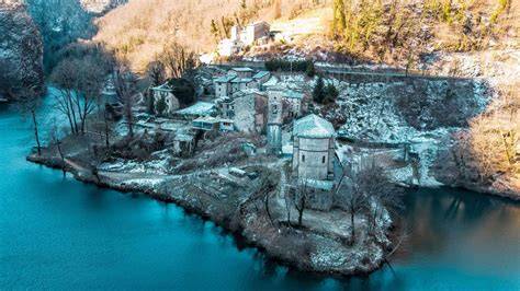 Borgo di Isola Santa sul lago