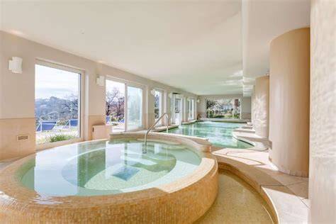 Interno di una spa con piscina e accappatoi