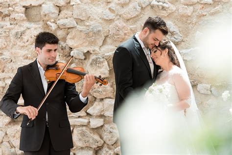 Violinista che suona durante una cerimonia di matrimonio
