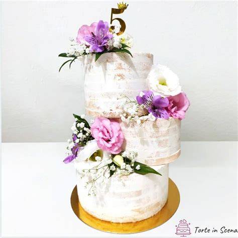 Naked cake decorata con fiori freschi