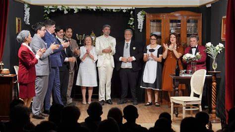 Scena di una commedia teatrale con personaggi che litigano