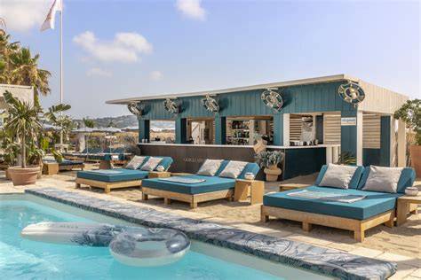 Beach club con piscina e lettini vista mare