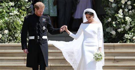 Immagine di Meghan Markle con il suo bouquet da sposa