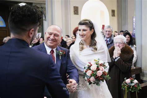 Mamma della sposa che accompagna la figlia all'altare