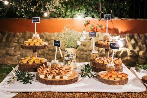 Piattaforma di legno decorata per un buffet di dolci