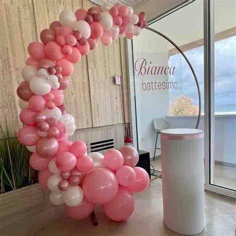 Arco di palloncini con struttura metallica come sfondo per foto