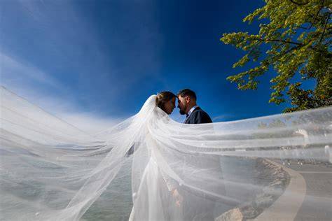 Fotografo di matrimonio che cattura momenti spontanei