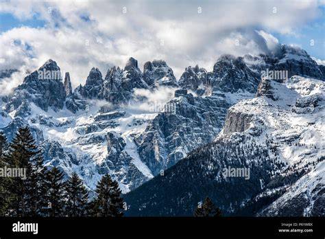 Vista panoramica delle Dolomiti di Brenta