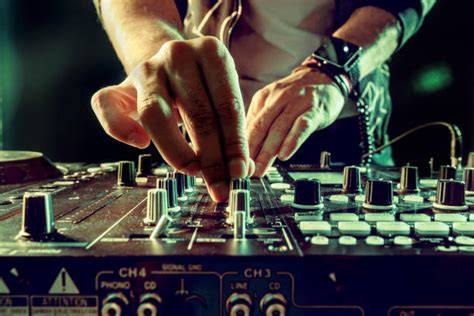 DJ che suona a un matrimonio
