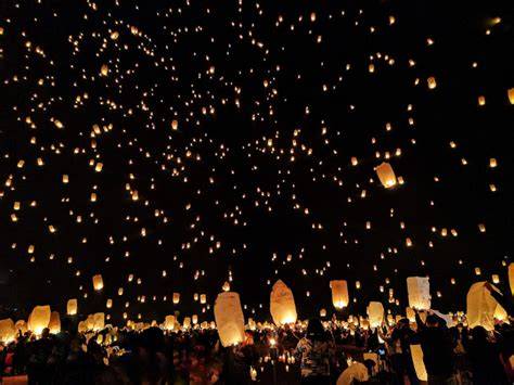 Lanterne del cielo durante un matrimonio