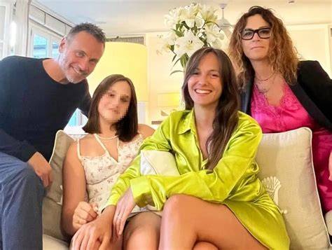 Foto di famiglia di Nek con Patrizia e le figlie Martina e Beatrice