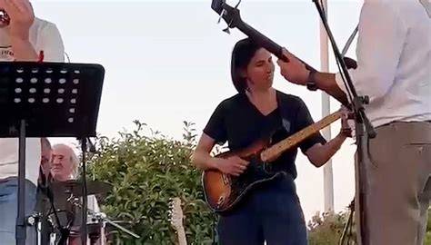 Nek che suona la chitarra