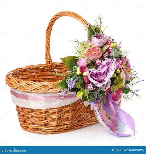 Cesto di vimini decorato con fiori e nastri