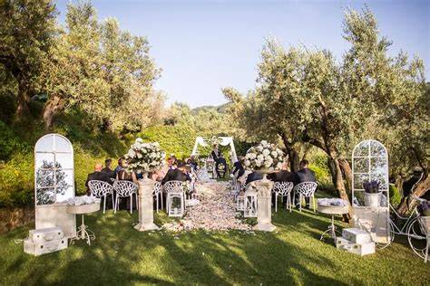 Foto di un matrimonio all'aperto in una tenuta umbra con vista panoramica.