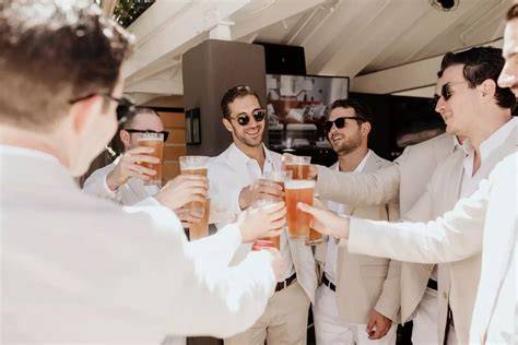 Gruppo di amici che festeggia un addio al celibato