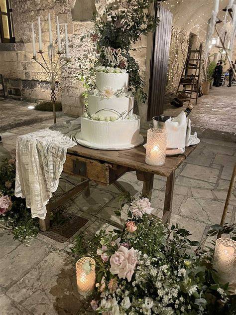 Composizione di elementi tipici di un matrimonio: torta, anelli, bouquet