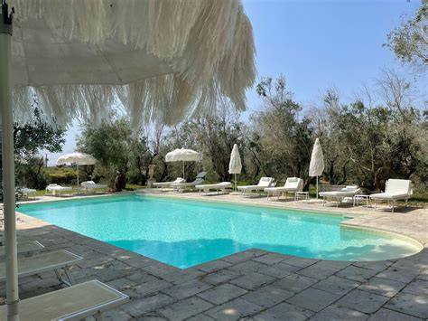 Tenuta Valente: esterno con piscina