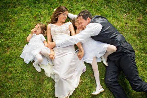 Famiglia moderna a un matrimonio