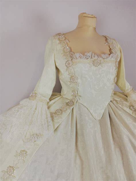 Abito da sposa in stile barocco con dettagli dorati
