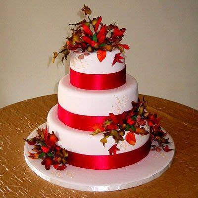 torta nuziale con decorazioni autunnali in foglie e bacche
