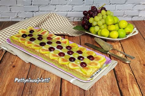 composizione di frutta autunnale: fichi, melograni, uva
