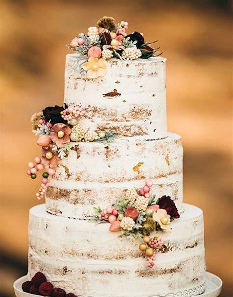 esempio di torta nuziale naked cake con fiori autunnali