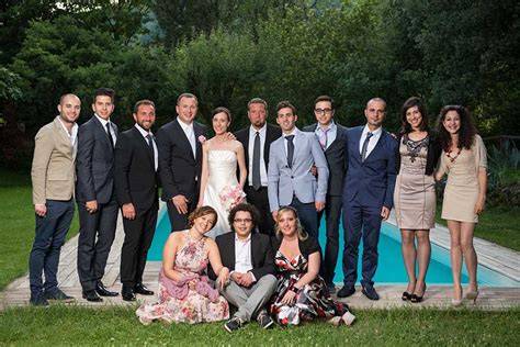 Foto di gruppo degli invitati al matrimonio reale